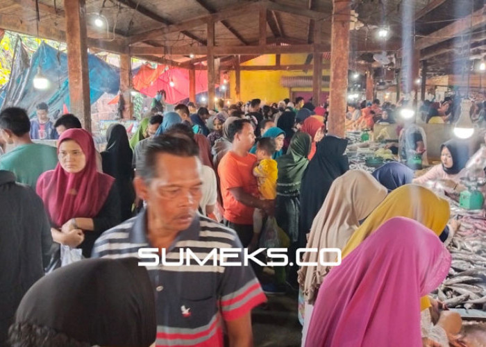 Sehari Jelang Puasa, Pasar Tradisional di Palembang Diserbu 