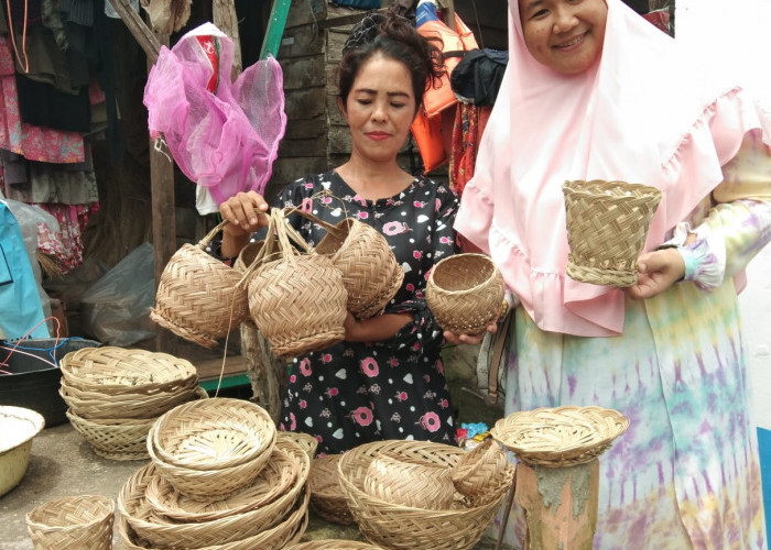 Yuk ke Kampung Wisata Anyaman Daun Nipah, Souvenir Cantik Made In Pengrajin 3/4 Ulu Palembang
