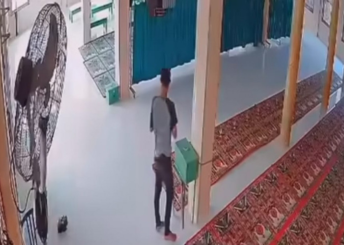 4 Buah Kotak Amal Masjid Darut Taqwa Seberang Ulu Palembang Dibobol Maling, Aksi Pelaku Terekam CCTV 