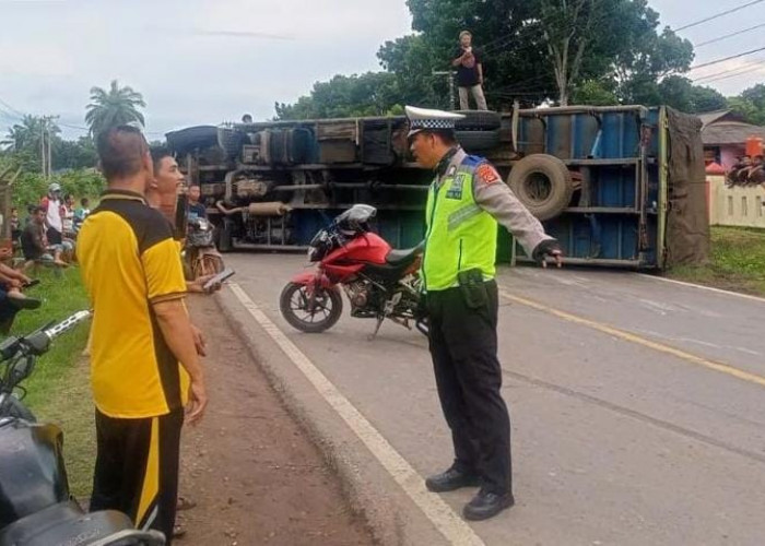 Fuso Terguling Melintang di Jalan, Jalintim Palembang-Jambi Macet Total Lagi