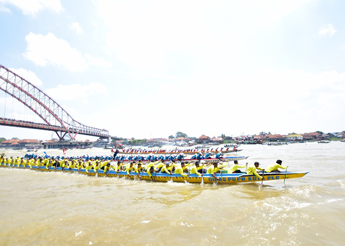 Pelindo Palembang Meriahkan HUT ke-79 Republik Indonesia dengan Berpartisipasi dalam Parade Perahu Motor Hias