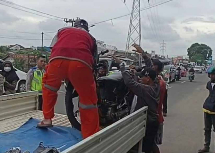Pengendara Motor Shogun Hantam Pick Up hingga Sekarat di Jalan Demang Palembang