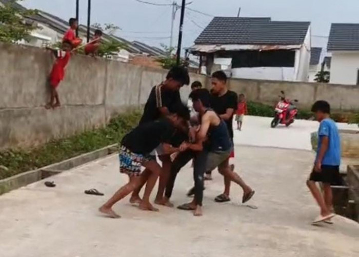 Bantu Anak Dikeroyok Usai Tegur Kelompok Remaja Main Layangan, Ayah di Palembang Malah Ditikam 