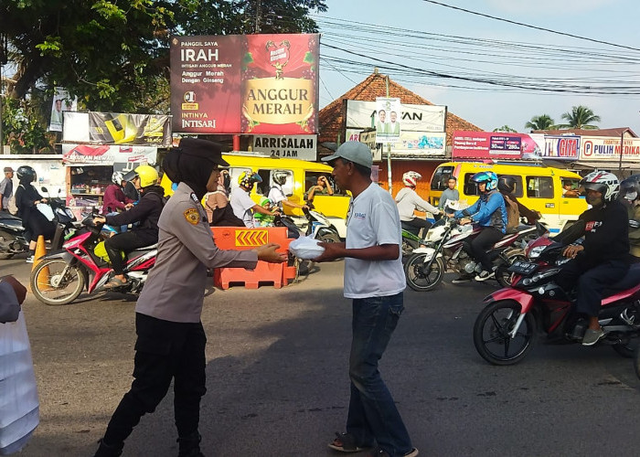 Terima Bingkisan dari Polwan, Pekerja Harian di Palembang Sebut Kami Juga Butuh Diperhatikan 