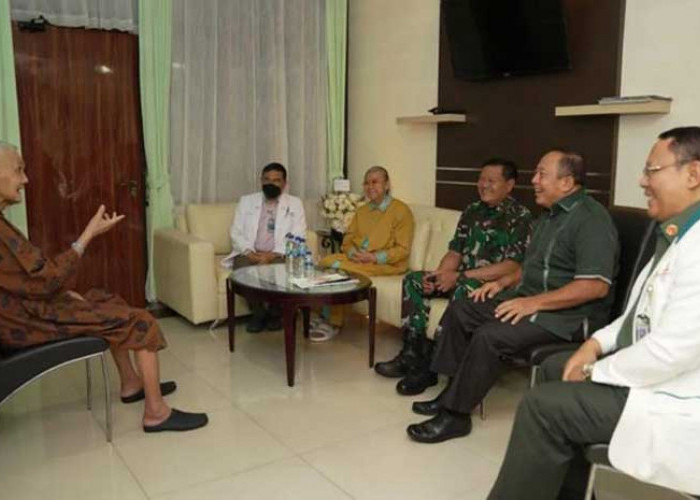 Panglima TNI Besuk Wapres Try Sutrisno, Kepala RSPAD Kabarkan Bisa Segera Pulang 
