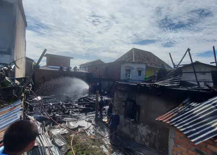 Dua Rumah di Jalan Natuna Hangus Terbakar