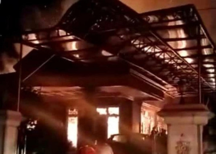 Pemilik Rumah Mewah di Sukarami Palembang yang Terbakar Berada di Singapura, Kerugian Belum Dapat Ditafsir