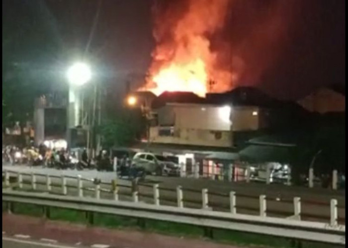 BREAKING NEWS: Api Lalap Rumah Warga di Kecamatan Seberang Ulu I 