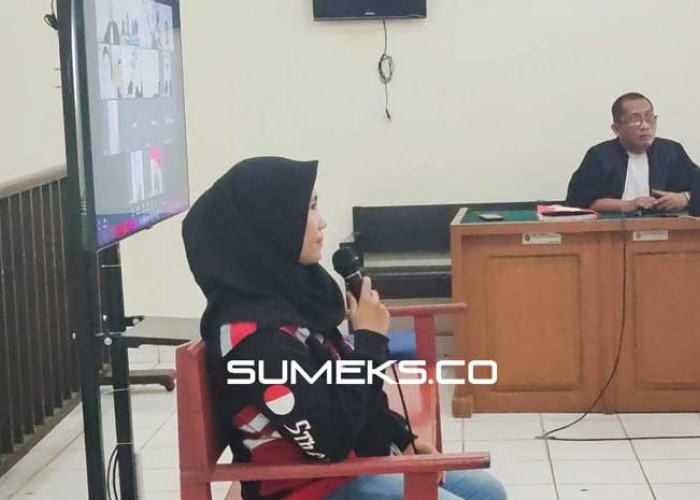 Kenakan Seragam Ojol, Dina Hadiri Sidang Pembunuh Suaminya