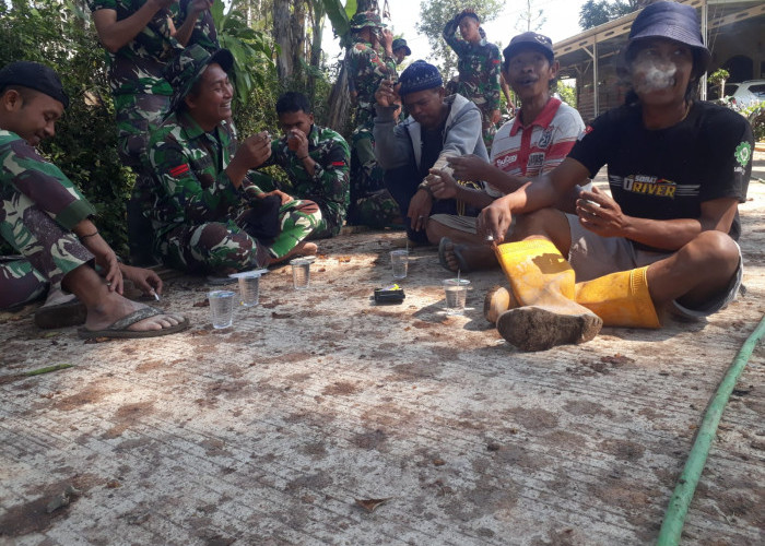 Luangkan Waktu Bersama Warga Cukil, Satgas TMMD Kodim 0714/Salatiga Bangun Kedekatan Lewat Obrolan Santai