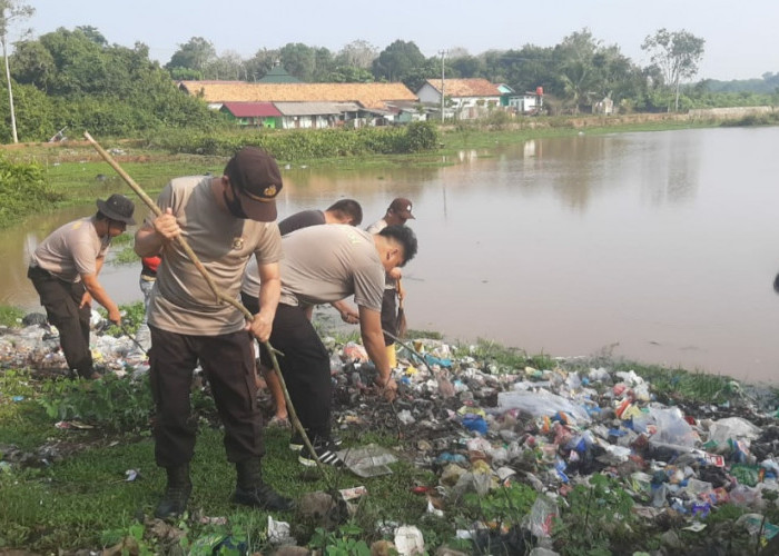 Puluhan Polisi dan Masyarakat Bersihkan Sampah di TPS Desa Pampangan OKI