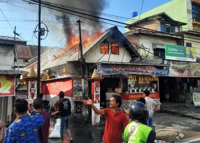  Rumah Makan Khas Minang di Depan Pasar Lemabang Hangus Terbakar