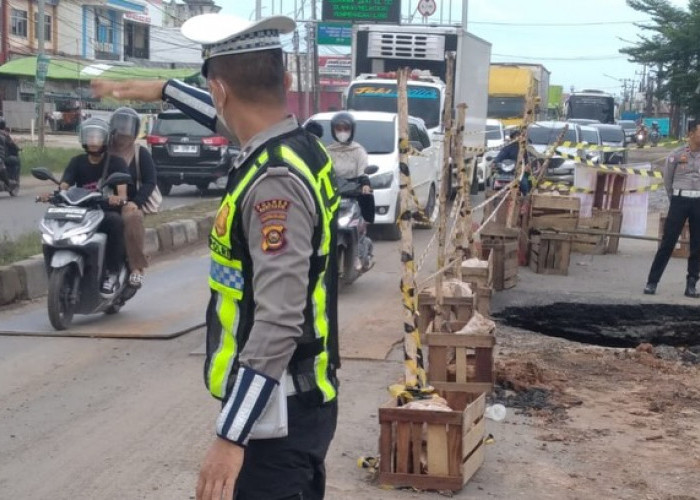 Pakai Plat Baja, Hingga Kendaraan Dapat Melintasi Jalintim 
