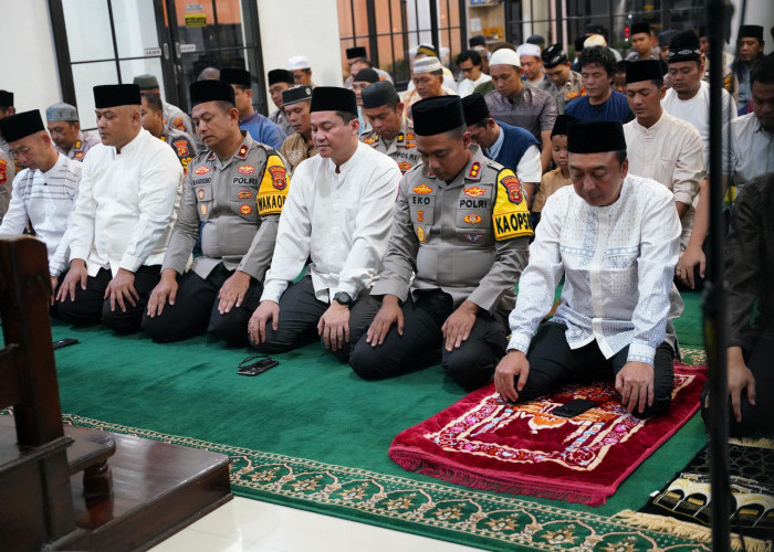 Perkuat Silaturahmi dan Spiritualitas Personel, Kapolda Sumsel Sholat Tarawih di Masjid Al-Faruq Polres OKI