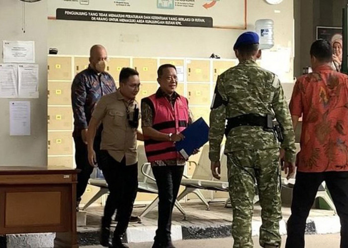 Kenakan Rompi dengan Tangan Diborgol, Febrie Adriansyah Diperiksa Tim 9 di Kejagung