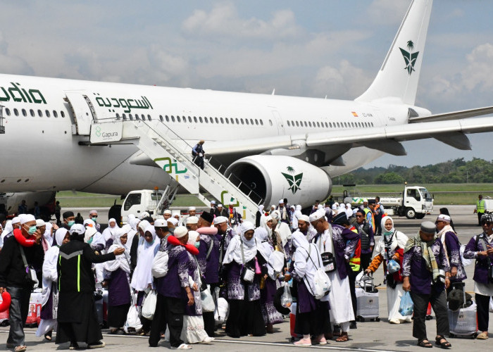 Pulang Haji, Jemaah Kloter 16 Asal Muara Enim dan Palembang Tiba di Tanah Air