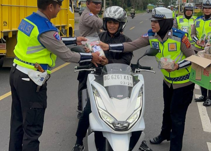 Ramadan Berkah, Sat Lantas Polres OKI Bagi Takjil dan Sembako ke Pengendara