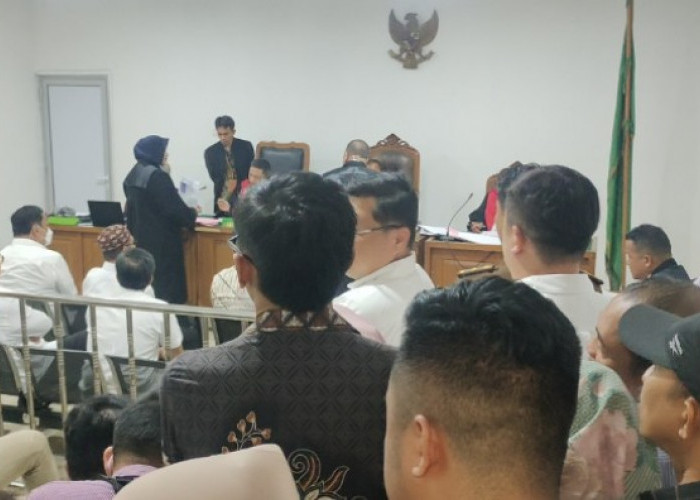 Sidang Perdana Korupsi Izin Sawit Musi Rawas Disesaki Keluarga Terdakwa, Wartawan Terhalang!