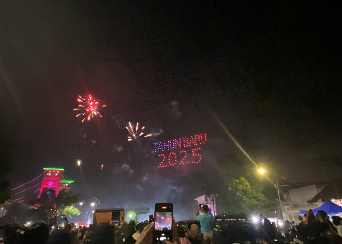 KEREN! 15 Formasi Drone Light Show Hiasi Sungai Musi Tutup Tahun 2024 