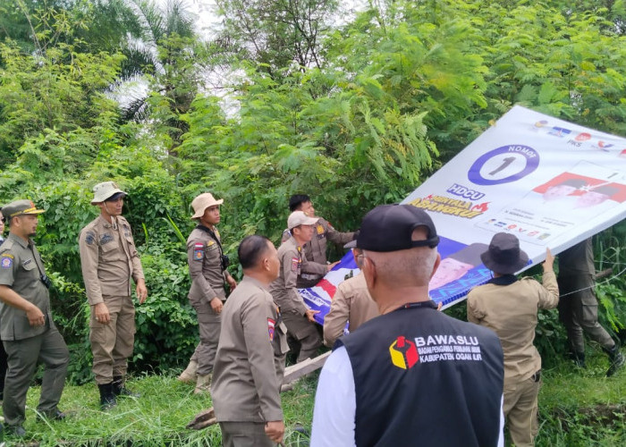 Bawaslu Ogan Ilir Bersihkan Alat Peraga Kampanye yang Masih Terpasang di Masa Tenang Jelang Pilkada Serentak