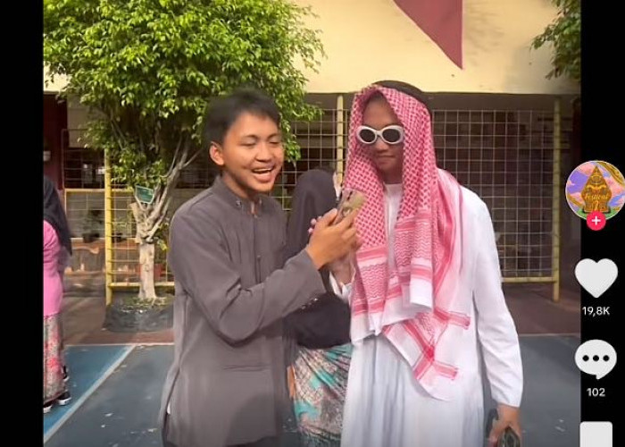 Parade Pakai Baju Adat di Sekolah, Siswa Ini Pede Kenakan Pakaian Gamis Arab, Belinya Langsung di Makkah   