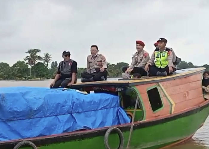 Distribusi Logistik 3 Desa di Pemulutan Ogan Ilir Diguyur Hujan, Petugas Terpaksa Gunakan Perahu Getek