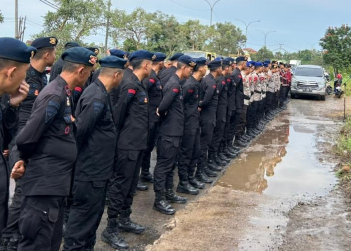 Polda Sumsel Kerahkan 106 Personel Perbaiki Jalan Mudik dari Palembang hingga Muratara