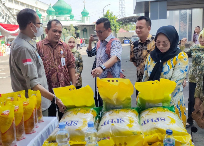 Warga Serbu Bazar dan Pasar Murah di Kejari Palembang