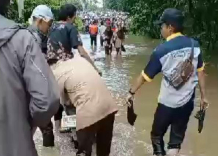 Banjir Dadakan di Muara Enim: Aktivitas Lumpuh, Ribuan Siswa Terjebak