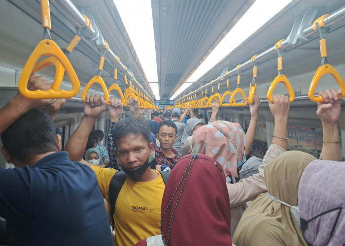 GRATIS! Penumpang LRT Palembang Membludak Bahkan Rela Berdiri 