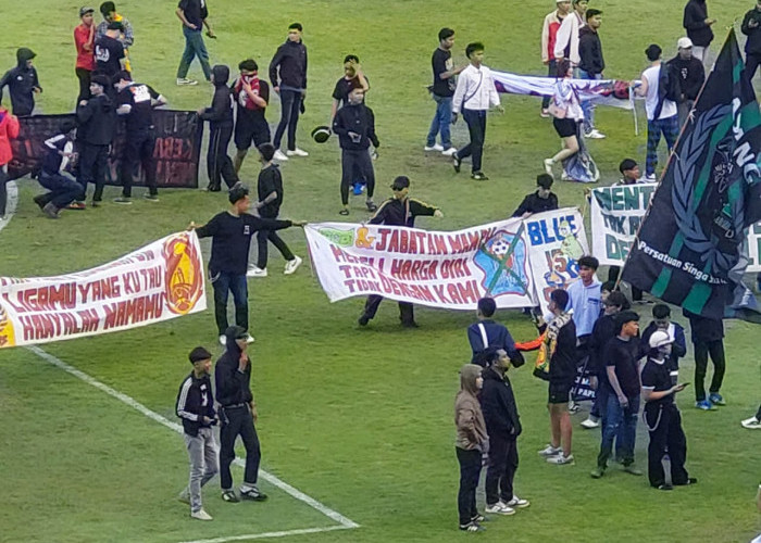 Respect Suporter Bentangkan Spanduk Dengar Anthem SFC, Ngamuk Pasca Diamankan Steward Saat Turun Lapangan