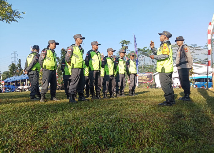 Fajar Menggeliat di Desa Cukil: Sinergi Linmas dan Polri Kawal Kegiatan TNI Pembukaan TMMD Ke-129