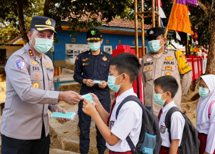 Kabut Asap Mengintai, Kapolres OKI Bagikan Masker kepada Pelajar dan Jamaah