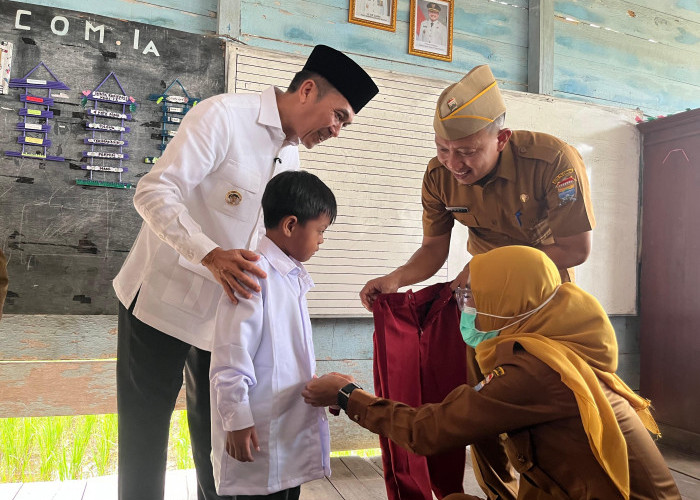 Puluhan Ribu Siswa Baru di Palembang Terima Seragam Gratis, Komitmen Wali Kota Ratu Dewa