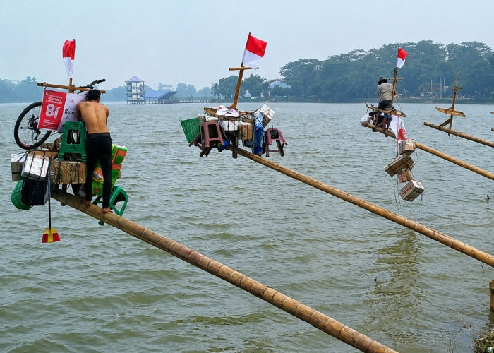 Menantang, Siap-Siap Byur!  Festival Panjat Pinang 2026, Ada yang Miring ke Danau JSC Dilumuri Sabun Colek