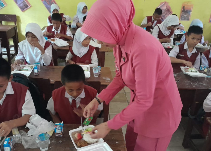 Polsek Tanjung Lubuk Berikan MBG ke Puluhan Siswa SD 1 Pulau Gemantung Ilir OKI 