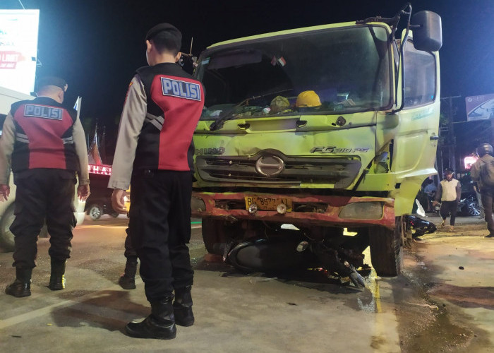 Truk Bermuatan Pupuk Blong di Jalan Demang Palembang, Hantam Tujuh Mobil dan Satu Unit Motor 