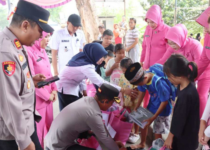 Peduli Anak-Anak Korban Kebakaran di Ibul Besar 3, Polres Ogan Ilir & Bhayangkari Bantu Perlengkapan Sekolah
