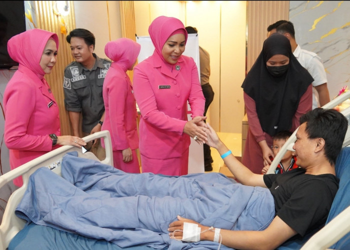Ketua Bhayangkari Sumsel Jenguk Wartawan dan Mahasiswa Korban Insiden di RS Bhayangkara Palembang