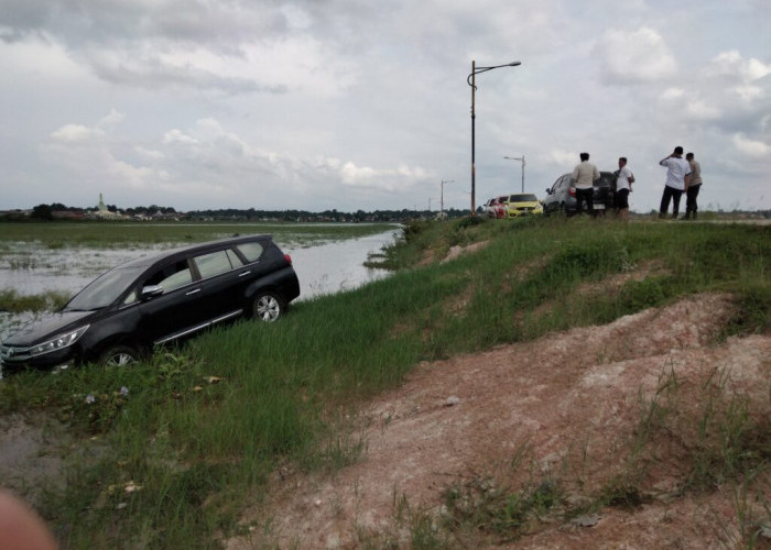 Detik-detik Mobil Kadin Perikanan OKI Nyaris Nyemplung ke Sungai Kelekar Tanjung Senai Ogan Ilir