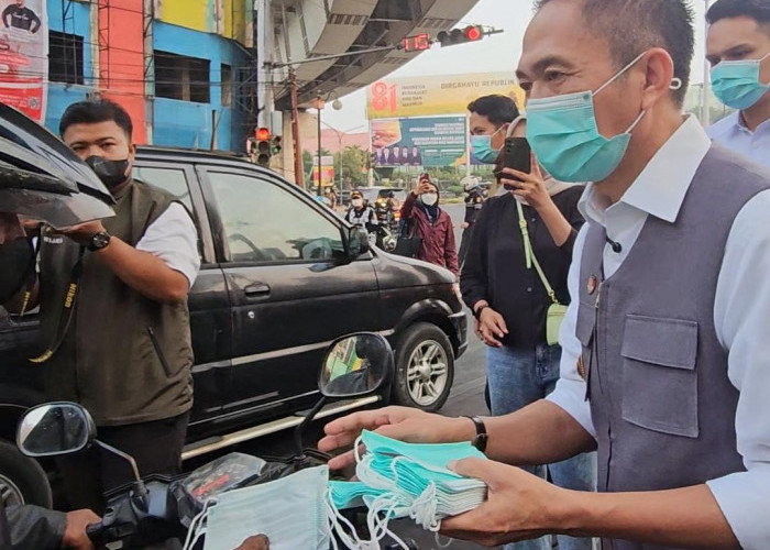Aksi Ratu Dewa Bagikan Langsung Masker di Simpang Charitas Palembang, Disambut Antusias Pengendara
