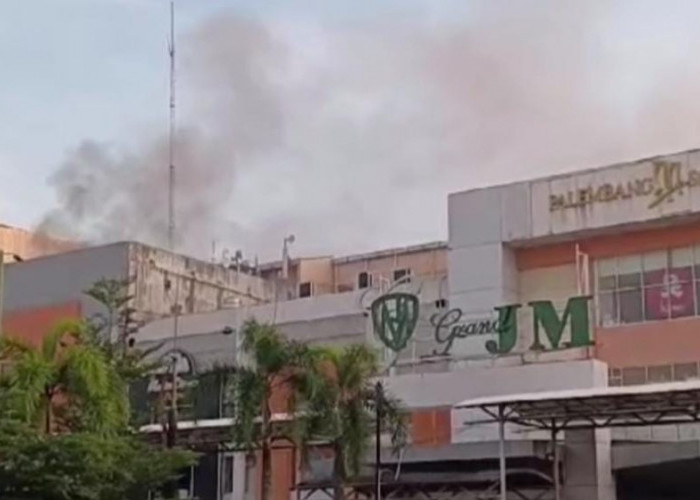 Asap Pekat Keluar dari Lantai Atas, PS Mall Palembang Terbakar
