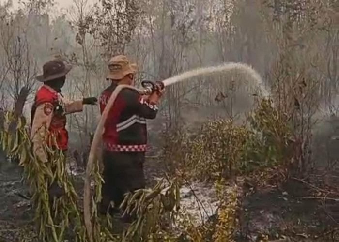 Satgas Karhutla Polres OKI Padamkan Api dan Pendinginan Lahan di Kayuagung