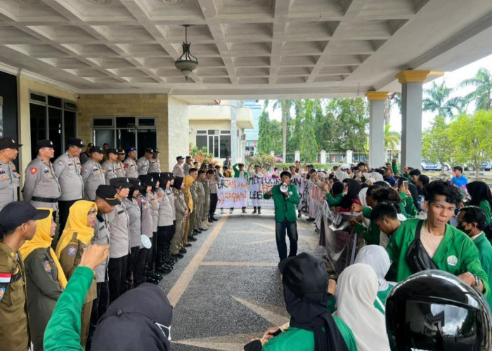 Aksi Damai Mahasiswa dan OKP di DPRD OKI, Polres OKI Kawal hingga Kondusif