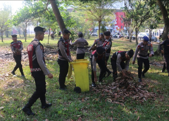 Ratusan Personel Polda Sumsel Bersihkan Jakabaring Sport City, Wujud Nyata Dukung Gerakan Indonesia ASRI