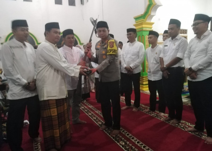 Safari Ramadan, Kapolres OKI Terima 3 Pucuk Senpira Serahan dari Warga Tanjung Lubuk