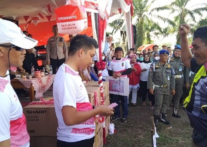 Bupati Ogan Ilir Sawer Tim Pertama Pengibar Bendera di Pohon Pinang
