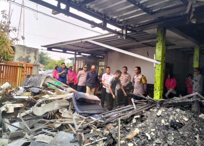 Polres Prabumulih dan Bhayangkari Salurkan Sembako serta Santunan untuk Korban Kebakaran Sukajadi