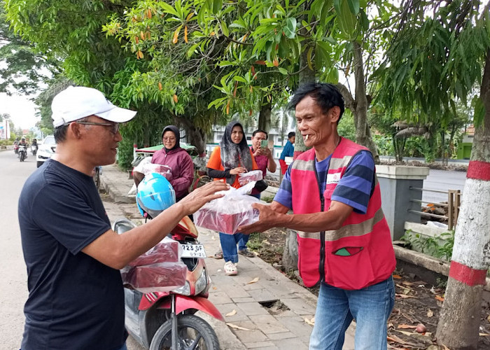 Tahun Baru, DPC PDIP Muara Enim Bagikan 100 Nasi Kotak