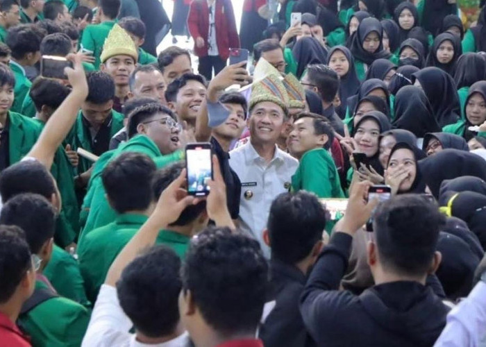   Mahasiswa Universitas Muhammadiyah Rebutan Selfi dengan Pj Wako Palembang Ratu Dewa